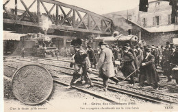 Grève Des Cheminots (1910) (9417) Les Voyageurs Abandonnés Sur La Voie Férrée - Grèves