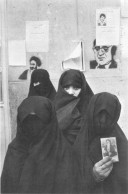 SYGMA PHOTOGRAPHE DE GUERRE CHRISTINE SPENGLER - LA FEMME EN IRAN - En Soutien à L'ayatollah Khomeini  CPM  1979 - Andere & Zonder Classificatie