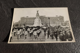 CPSM - Victoria Memorial - Buckinggham Palace And Guards  - LONDON - Buckingham Palace