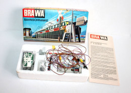 BRAWA N°1195 BARRIERE, PASSAGE A NIVEAU, SIGNAUX ELECTRIQUE, BAHNSCHRANKE HO + N, ANCIEN MODÉLISME FERROVIAIRE (1712.190 - Alimentación & Accesorios Eléctricos