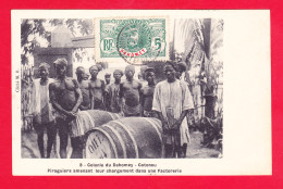 E-Benin-24A63  Colonie Du Dahomey, COTONOU, Piroguiers Amenant Leur Chargement Dans Une Factorerie, Cpa Précurseur BE - Benin