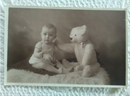 CPA CARTE PHOTO - Bébé ENFANT ET SON OURS BLANC "MARTIN" - Ours