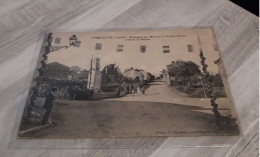 Carte  Postale  POIRE-SUR- VIE  Monument Aux Mort De La Grande Guerre Et Route De Palluau - Poiré-sur-Vie