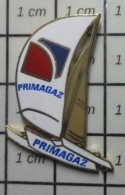 519 Pin's Pins / Beau Et Rare / SPORTS / VOILE TRIMARAN PRIMAGAZ Par BADGES IMPACT - Sailing, Yachting