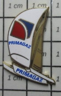 519 Pin's Pins / Beau Et Rare / SPORTS / VOILE TRIMARAN PRIMAGAZ Par BADGES IMPACT - Vela