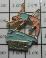 811H Pin's Pins / Beau Et Rare / THEME : SPORTS / ATHLETISME EAU MINERALE SAUT EN HAUTEUR ST YORRE - Atletismo