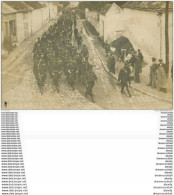 02 CAMP DE SISSONNE. Parade Défilé De Militaires Jeunes Conscrits Entourés De Gendarmes. Photo Carte Postale Rare 1908 - Sissonne