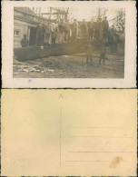 Ansichtskarte  Menschen Auf Umgestützten Baum Unwetter 1920 - Andere & Zonder Classificatie