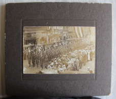 Photo Sur Carton Militaire US WWI American Troop 1919 United States Soldats Américains Défilé En Arme Aux USA Post War - Amerika