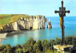 76 - Etretat - Le Calvaire, Les Falaises, La Porte D'Aval Et L'Aiguille - Etretat