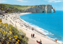 76 - Etretat - Vue Générale De La Plage - Au Deuxième Plan, L'Aiguille Et La Porte D'Aval - Etretat