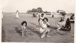 Photographie Anonyme Vintage Snapshot Plage Beach Mode Maillot Bain Enfant Jeux - Orte