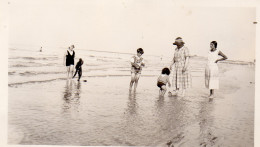 Photographie Anonyme Vintage Snapshot Plage Beach Mode Maillot Bain Enfant Jeux - Orte