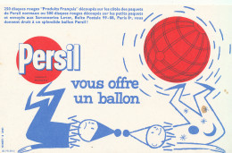 BU 2739   BUVARD  -  PERSIL VOUS OFFRE UN BALLON    ( 20,00 Cm X 13,00 Cm) - Produits Ménagers