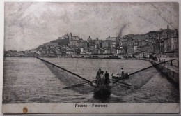 MARCHE ANCONA PANORAMA 1 Formato Piccolo Viaggiata Nel 1918 Animata Da Barca E Pescatori In Primo Piano Tracce D'uso Con - Ancona
