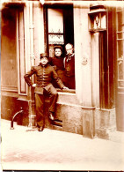 Photo Soldat Avec Parents Devant Fenêtre, Originale Sépia, Format 13/18 - Guerra, Militares
