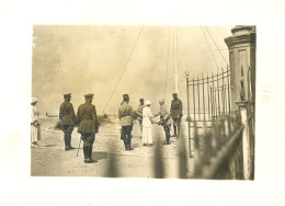 Photo Cérémonie D Un Hommage Avec Femme Et Officiers Format 13/18 - Guerra, Militari