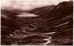 20398 THE WINDING ROAD THROUGH THR MOUNTAINS OF GLEN DOCHERTY TO LOCH MAREE (  2 Scans) - Autres & Non Classés