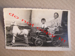 Serbia / Vrnjačka Banja - Mother And Son In A Carriage With A Big Toy Horse ( Foto " BEOGRAD ", M. Nikolić ) - Personas Anónimos