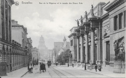 Bruxelles Rue De La Régence Et Le Musée Beaux Arts  -pas Envoyé - Lanen, Boulevards