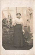 MODE - Femme Avec Une Jupe Longue - Carte Postale Ancienne - Moda