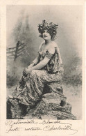 FANTAISIES - Une Femme Avec Des Ornements Assise Sur Un Rocher  - Carte Postale Ancienne - Femmes