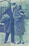 COUPLE - Bonne Année - Un Couple S'embrassant Sous La Neige - Bouquet De Fleurs - Carte Postale Ancienne - Coppie