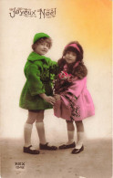 ENFANTS - Joyeux Noël - Deux Fillettes En Manteaux Vert Et Rose - Colorisé - Carte Postale Ancienne - Andere & Zonder Classificatie