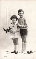 ENFANTS - Deux Enfants Avec Des Fleurs - Pétales Sur Le Sol - Carte Postale Ancienne - Autres & Non Classés