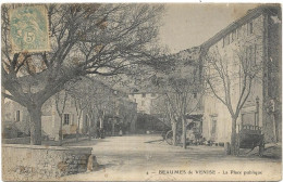 D 84.BEAUMES DE VENISE. LA PLACE DE LA REPUBLIQUE   CARTE ECRITE - Beaumes De Venise