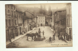 38 . VIRIVILLE . LA PLACE . LA FONTAINE ET CHEVAUX BUVANT . RUE COMMERCANTE  CAFE EPICERIE ET LES GENS DU PAYS - Viriville