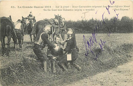 Militaria - Guerre 1914-1918 - Sur Le Front - Deux Cuirassiers Soignant Leur Sous-Officier Blessé - Animée - Oblitératio - War 1914-18