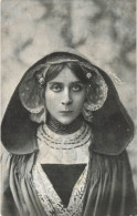 MODE - Une Femme Avec Une Cape à Capuche - Carte Postale Ancienne - Mode