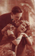 COUPLE - Un Homme Murmurant Des Mots Doux à Une Jeune Fille - Bleuet - Carte Postale Ancienne - Couples