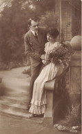 COUPLE - Un Homme Approchant Une Femme Assise Sur La Rampe - Perron - Escalier - Carte Postale Ancienne - Paare