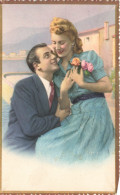 COUPLE - Un Homme Admirant Sa Compagne - Robe à Rayure Bleue - Fleurs - Carte Postale Ancienne - Paare