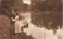 COUPLE - Un Couple Dansant Au Bord Du Lac - Irisa - Carte Postale Ancienne - Paare