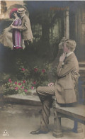COUPLE - Rêverie -  Un Jeune Homme Pensant à Son Couple - Colorisé - Carte Postale Ancienne - Paare
