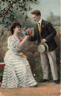 COUPLE - Un Jeune Homme Offrant Un Bouquet De Fleurs à Une Jeune Femme Assise - Parc - Colorisé - Carte Postale Ancienne - Paare