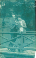 COUPLE - Un Couple Sur Un Pont - Balade Romantique - Carte Postale - Paare