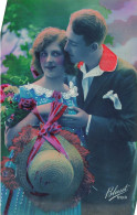 COUPLE - Un Homme Embrassant La Joue De Sa Compagne - Chapeau De Paille - Colorisé - Carte Postale - Couples