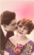 COUPLE - Un Homme Embrassant La Joue De Sa Compagne - Colorisé - Carte Postale - Paare