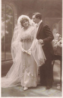 NOCES - Un Couple De Mariés Prenant Leur Première Photo - Voile - Carte Postale - Huwelijken