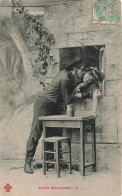 COUPLE - Idylle Auvergnale - Un Homme Embrassant Sa Femme à La Fenêtre - Carte Postale Ancienne - Paare