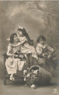 ENFANTS - Trois Enfants Avec Des Roses, Assis Sur Des Chaises - Carte Postale Ancienne - Andere & Zonder Classificatie