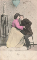 COUPLE - Un Couple S'embrassant - Blouse Rose - Carte Postale Ancienne - Coppie