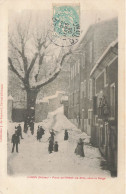 Livron * 1905 * Place De L'hôtel De Ville , Sous La Neige * Bataille Boules De Neige Bonhomme De Neige Enfants Snowman - Livron