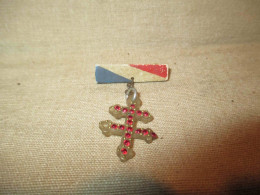 Ancienne Broche Bijoux En Plexiglas Sculpté Croix De Lorraine Début XX ème - Brooches