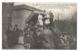 CPA     METZ 19 Novembre 1918  Devant La Statue Renversée : 140 - Metz Campagne