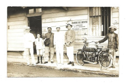 Moto  Carte Photo ( Devant Une Gare Nommée écrite Au Dos  Indochine ? ) 1918 - Motorräder